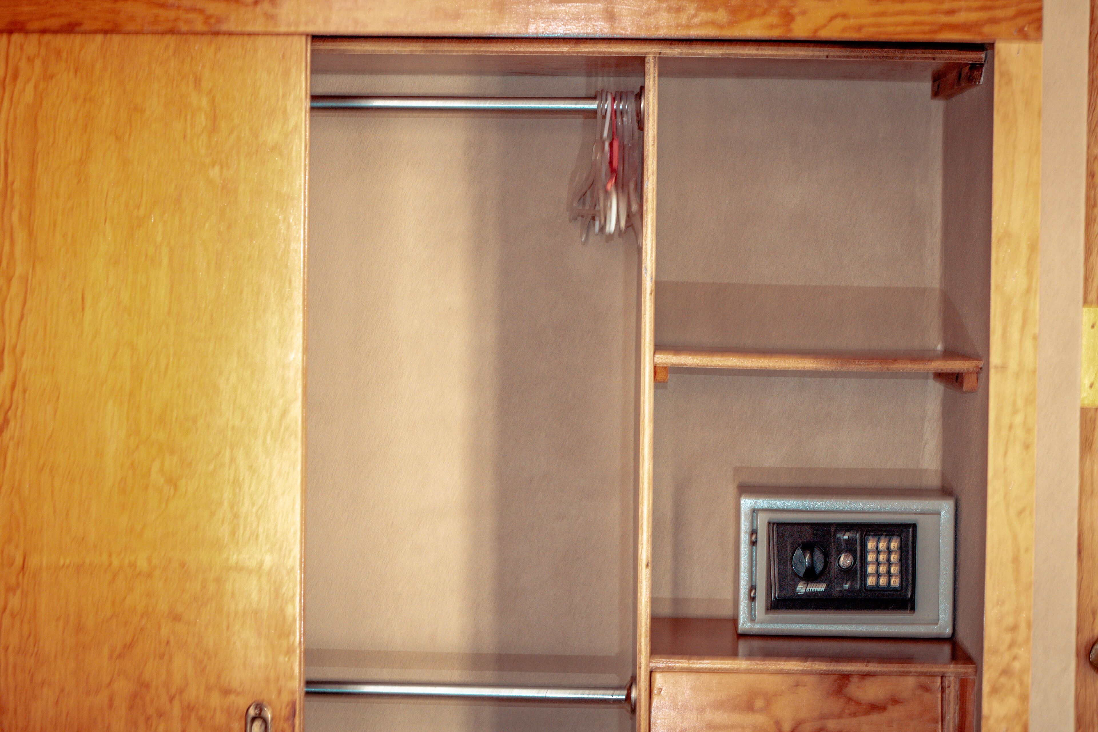 standard room | in-room safe, bed sheets