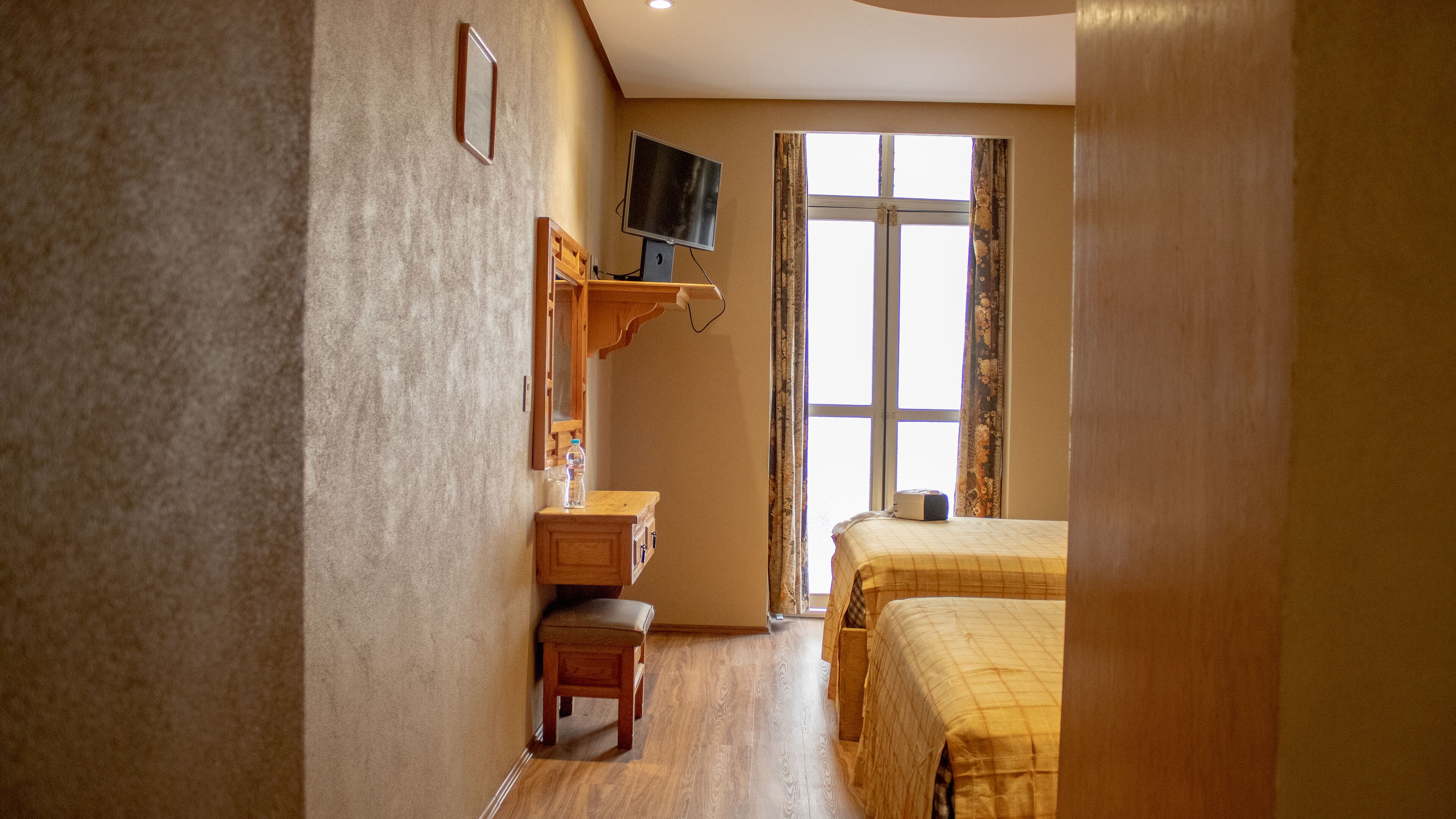 family room | in-room safe, bed sheets