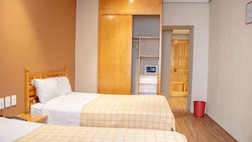 Habitación familiar | Caja de seguridad en la habitación y ropa de cama