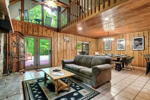 Interior - Next Door to Dollywood 🔥 Fire Pit 👙 Hot Tub 👑 King Beds 💥 Pigeon Forge GSMNP (Pigeon Forge)