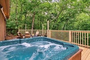 Outdoor spa tub - Next Door to Dollywood 🔥 Fire Pit 👙 Hot Tub 👑 King Beds 💥 Pigeon Forge GSMNP (Pigeon Forge)