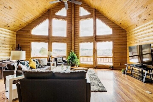 Een smart-tv, een open haard en een tafeltennistafel