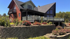 Exterior - Angela Custom Log House<br>on 7 acres. <br>Pets Not Allowed. <br>No Smoking. (Robertsville)