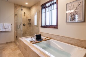 Combined shower/tub, hair dryer, towels, soap - Ski-In⛷Ski-Out Luxury CLOUD 9 @ Mountainside Townhomes (Mammoth Lakes)