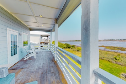 Delightful dog-friendly retreat near everything w/ great views, and decks