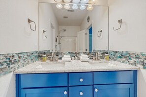 Hair dryer, towels - Family-Friendly Townhouse with High-Speed WiFi, and Washer/Dryer (Happy Valley)