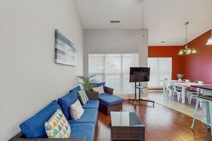 TV - Family-Friendly Townhouse with High-Speed WiFi, and Washer/Dryer (Happy Valley)