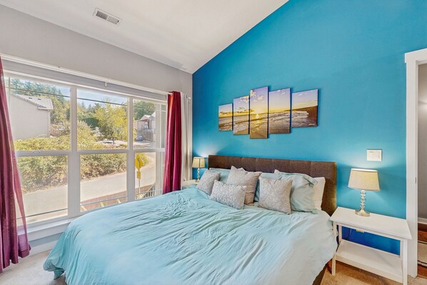 2 bedrooms, internet, bed sheets - Family-Friendly Townhouse with High-Speed WiFi, and Washer/Dryer (Happy Valley)