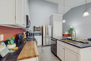 Fridge, microwave, oven, stovetop - Family-Friendly Townhouse with High-Speed WiFi, and Washer/Dryer (Happy Valley)
