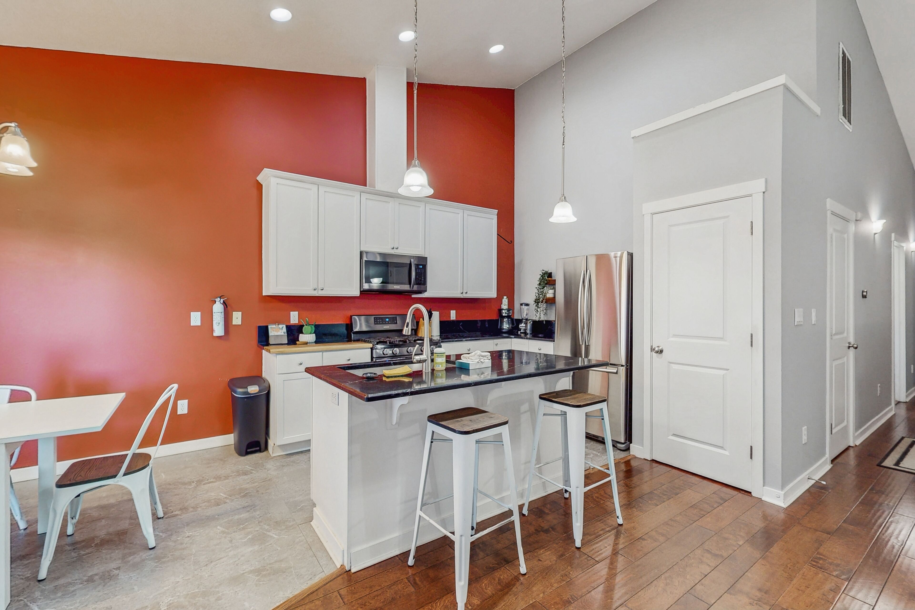 Refrigerador, microondas, horno y parrilla de estufa 