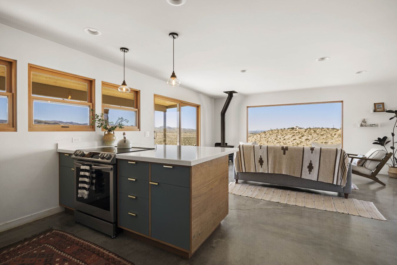 Kjøleskap, ovn, kokeplater og oppvaskmaskin