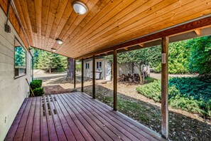 Terrace/patio - Darling Cottage in the Trees w/ Free WiFi, Full Kitchen, Wood Stove, & Gas Grill (Clinton)