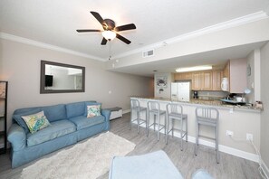 Living area - Amazing Views from this waterfront condo. (Pensacola)