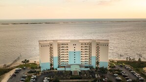 A multi-story hotel with a central courtyard, located near a body of water. - Amazing Views from this waterfront condo. (Pensacola)