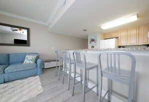 Living area - Amazing Views from this waterfront condo. (Pensacola)