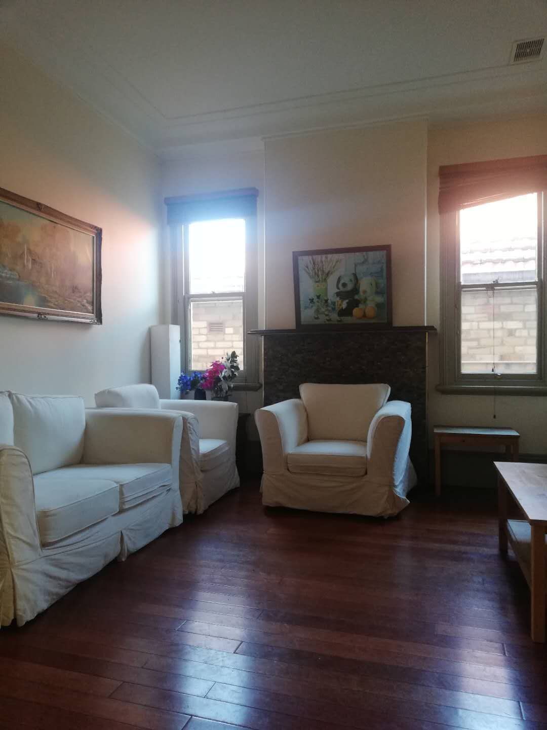 1miuntes walk to station house