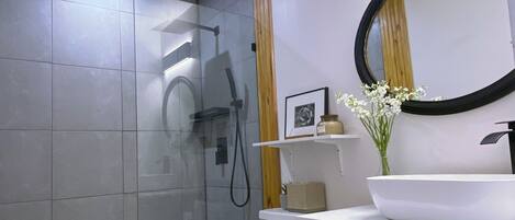 Duschwanne, Haartrockner, Handtücher, Seife