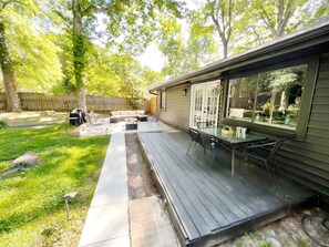 Outdoor dining - Chic Modern Retreat 5bed/3bath House w/private outdoor pool (Charlotte)