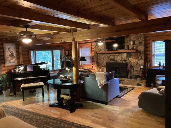 Smart-TV, Kamin, DVD-Player, Tischfußball