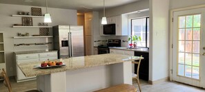 Fridge, microwave, oven, stovetop - Clean and Neat. Full home. Pet friendly (Garland)