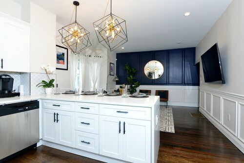 
Boston Luxury Home, Free parking, 5 mins to the Casino, 10 minutes to airport. 