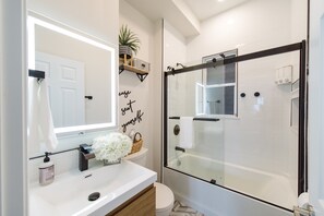Combined shower/tub, hair dryer, towels, soap - 
Boston Luxury Home, Free parking, 5 mins to the Casino, 10 minutes to airport.  (Everett)