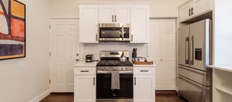 
Boston Luxury Home, Free parking, 5 mins to the Casino, 10 minutes to airport. 