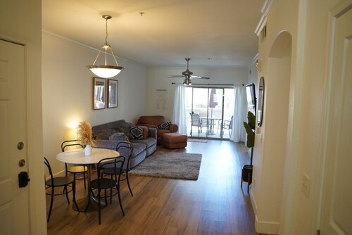 Relaxing 2 bedroom Condo w/ heated pool, spa & gym