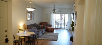 Relaxing 2 bedroom Condo w/ heated pool, spa & gym