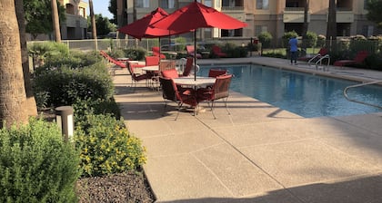 Relaxing 2 bedroom Condo w/ heated pool, spa & gym