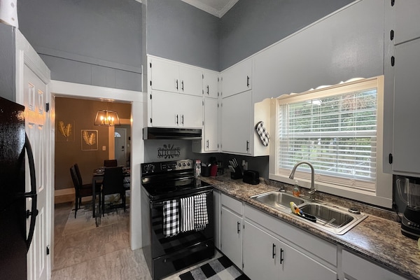 Microondas, cafetera y tetera y utensilios de cocina