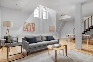 Interior - Roomy Wieden 3BR w/ Elevator, walk to Kärtner Straße shops, by Blueground (Vienna)