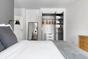 3 bedrooms, iron/ironing board, WiFi, bed sheets - Roomy Wieden 3BR w/ Elevator, walk to Kärtner Straße shops, by Blueground (Vienna)