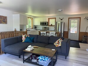 TV connectée, cheminée, livres