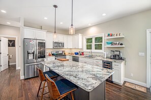 Fridge, microwave, oven, stovetop - Fantastic family home near the lake with WiFi and large deck (Lakeside)