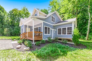 Exterior - Fantastic family home near the lake with WiFi and large deck (Lakeside)