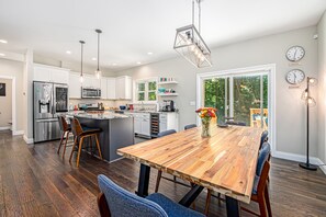 Fridge, microwave, oven, stovetop - Fantastic family home near the lake with WiFi and large deck (Lakeside)