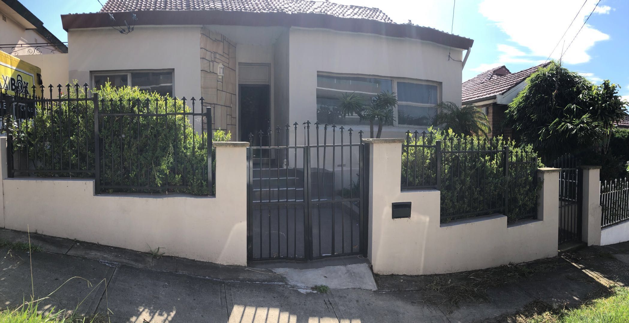 1miuntes walk to station