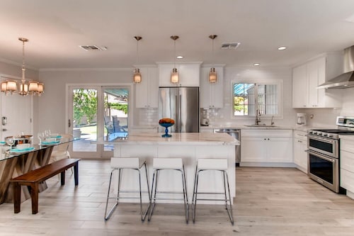 Scottsdale Tropic- Large Pool, Fire Pit, Hot tub, Bocce, child & pet friendly