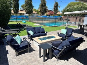 Utendørsbasseng og et oppvarmet basseng