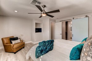 4 bedrooms, iron/ironing board, travel crib, free WiFi - Scottsdale Tropic- Large Pool, Fire Pit, Hot tub, Bocce, child & pet friendly (Scottsdale)