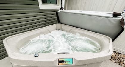 2 Br home with Hot-Tub! Quiet, dead end street