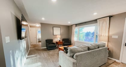 2 Br home with Hot-Tub! Quiet, dead end street