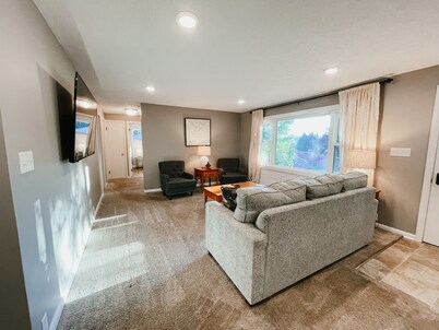 2 Br home with Hot-Tub! Quiet, dead end street