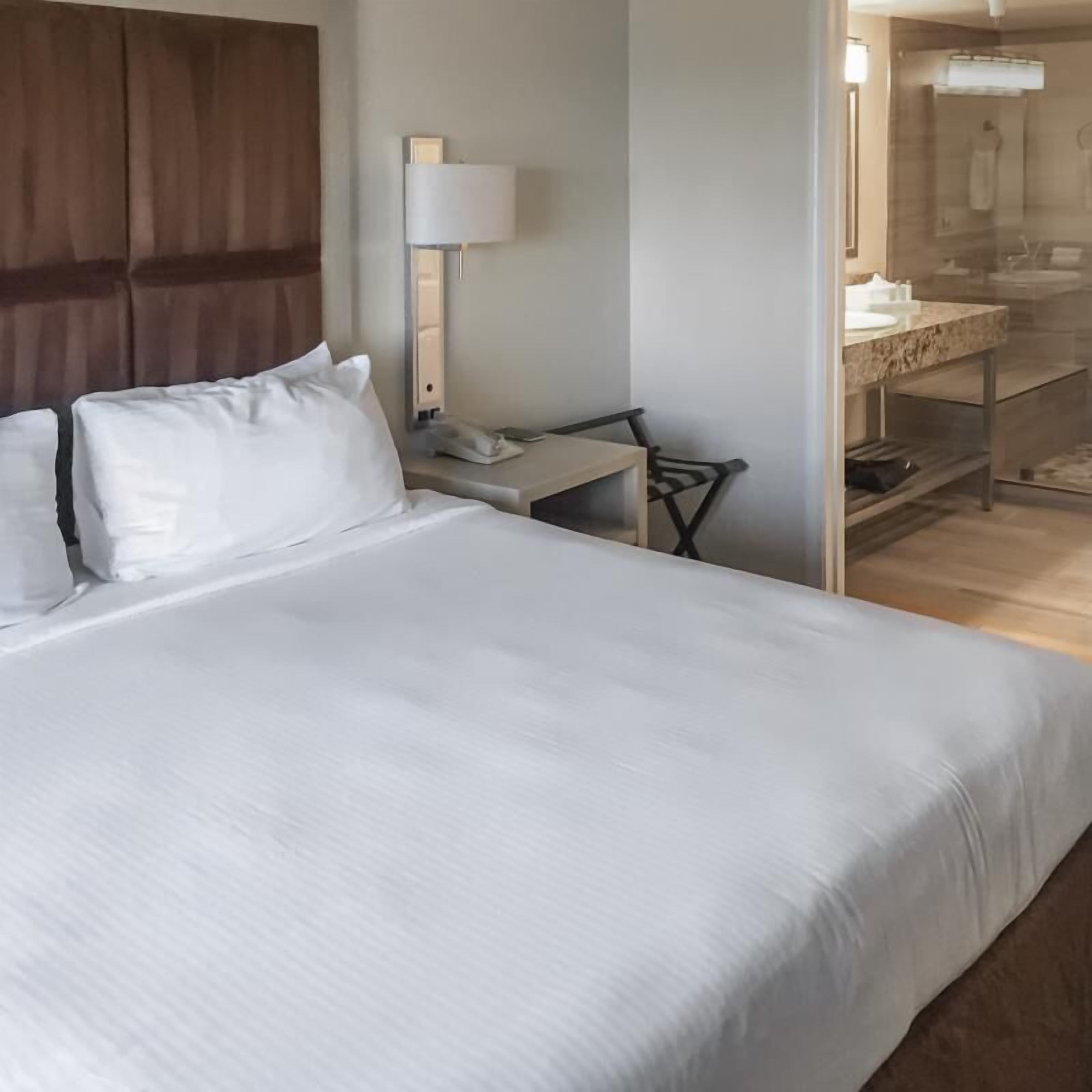 Your Relaxation Destination ! Amazing Room | Outdoor Pool | Close to Everything