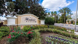 Señal de Windsor Hills 2600 con jardín ajardinado que presenta diversas plantas y flores.