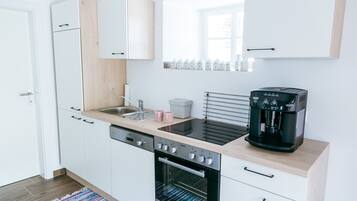 Kjøleskap, ovn, kokeplater og oppvaskmaskin