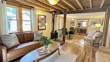 Smart TV, chimenea y libros