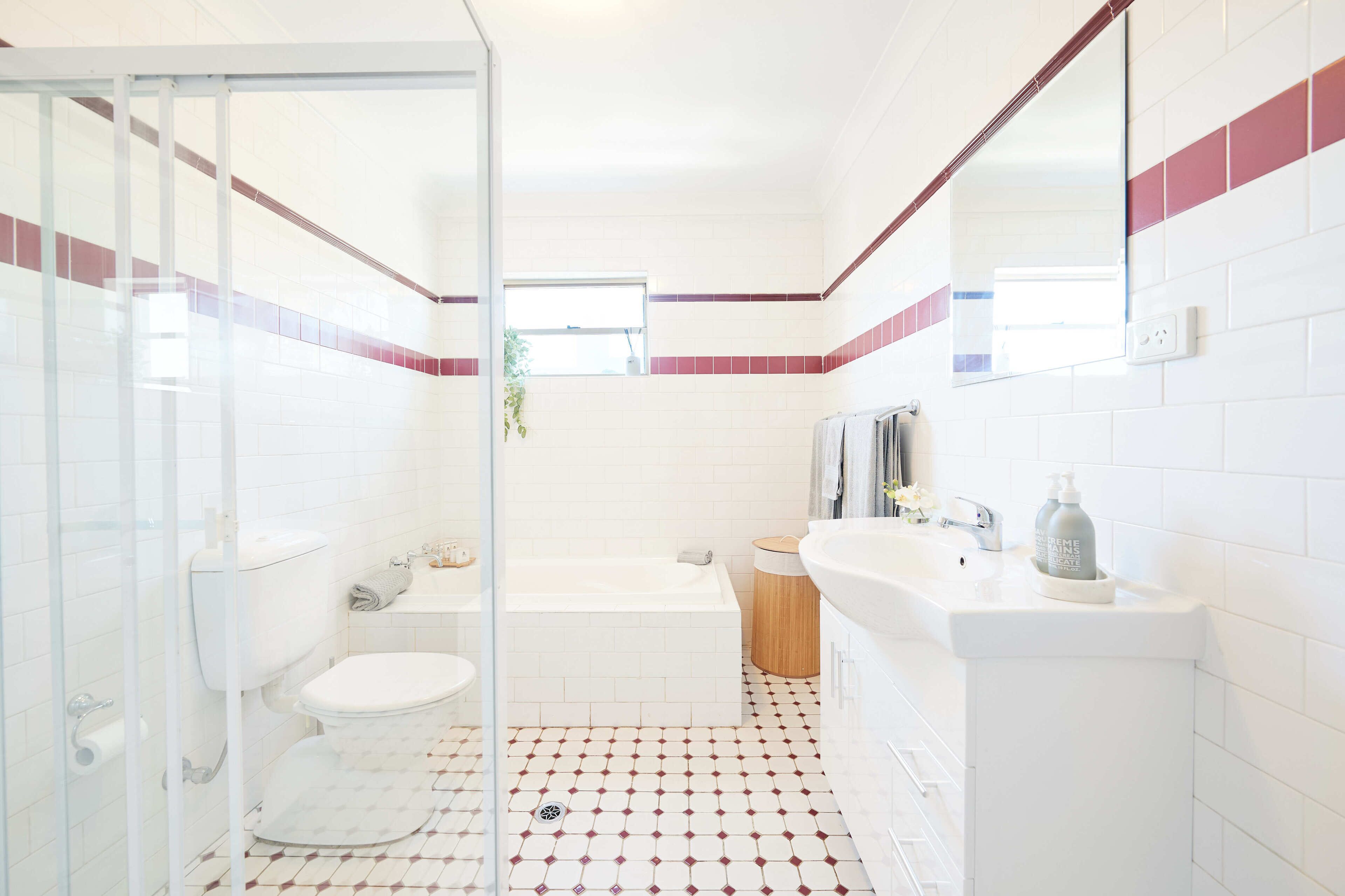 BREATHTAKING VIEWS OF SYDNEY HARBOUR AND THE CITY SKYLINE.