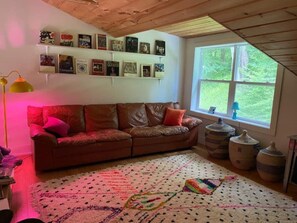 Télévision, cheminée, livres, imprimantes